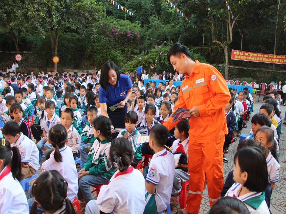 Ngoại khóa tuyên truyền, phổ biến kiến thức về sử dụng năng lượng tiết kiệm